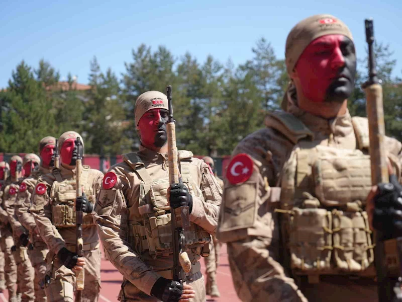 Komandoların 19 Mayıs gösterisi ile hayran bıraktı
