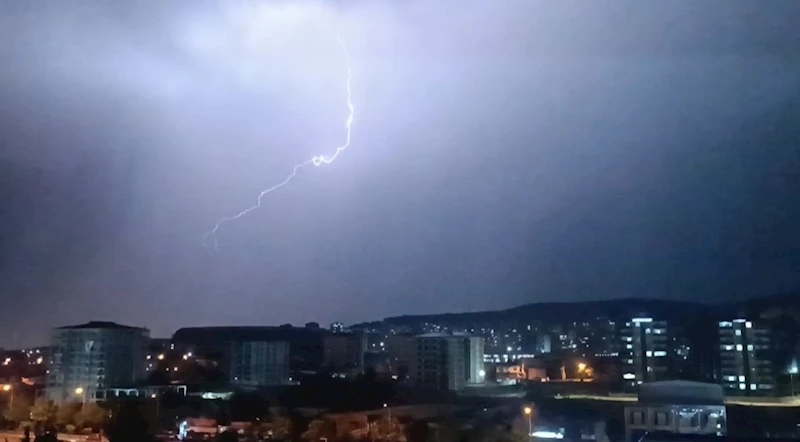 Gaziantep’te sağanak ve dolu etkili oldu, şimşekler geceyi aydınlattı
