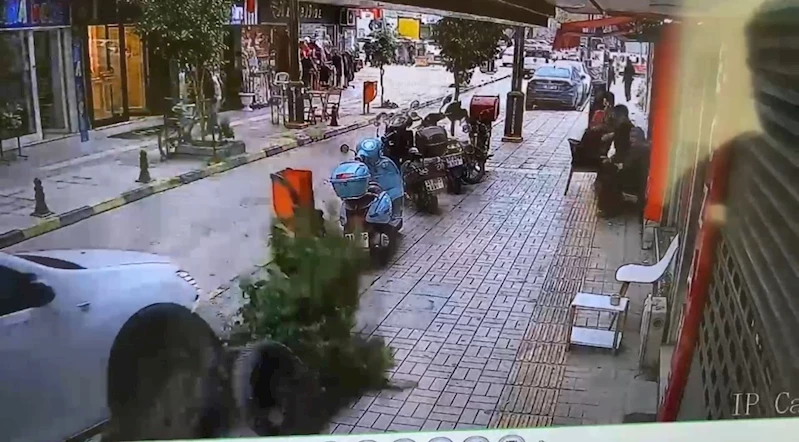 Fren yerine gaza basınca önünde ne varsa yıktı: O anlar kamerada
