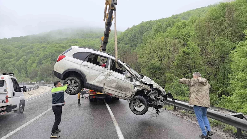 Kontrolden çıkan araç ormana uçtu: 1 ölü, 3 yaralı
