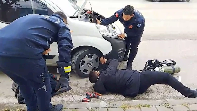 İtfaiye ekiplerinin kedi kurtarma operasyonu kamerada
