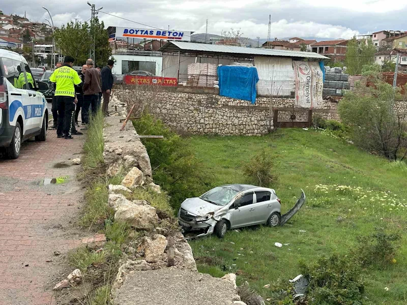 İstinat duvarına çarpan araç bahçeye uçtu: 2 yaralı
