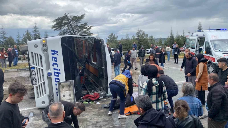 Isparta’da yolcu midibüsü devrildi, yaralılar var
