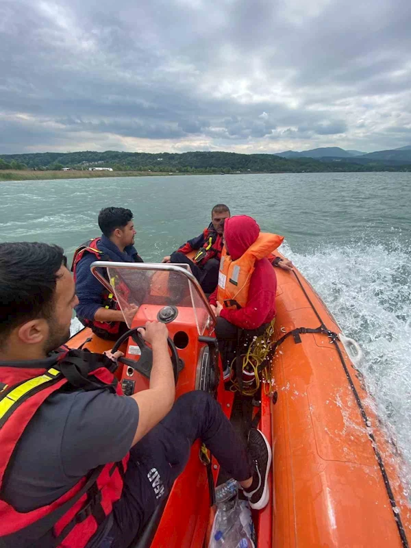Göle botla açılan ve mahsur kalan 2 kişi AFAD ekiplerince kurtarıldı
