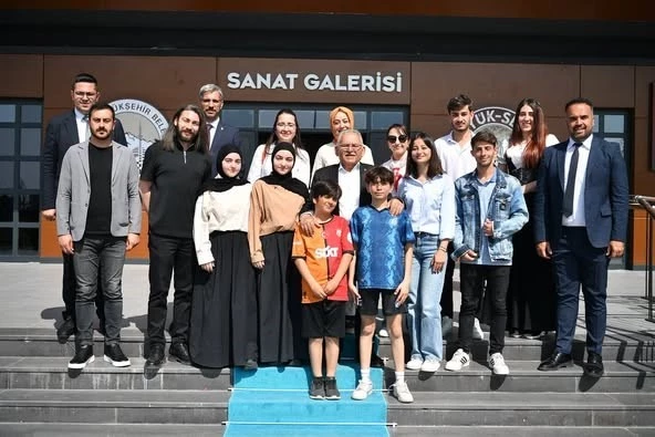 Büyükkılıç, Karma Resim Sergisi’nde gençlerle buluştu