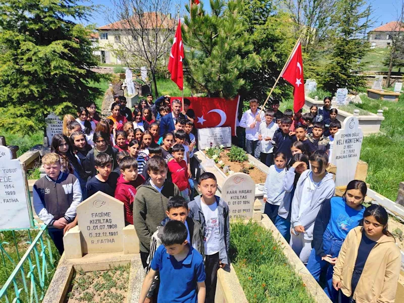 Tomarzalı şehit, mezarı başında anıldı