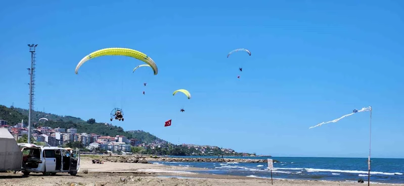 Giresun’da paramotor gösterisi nefes kesti

