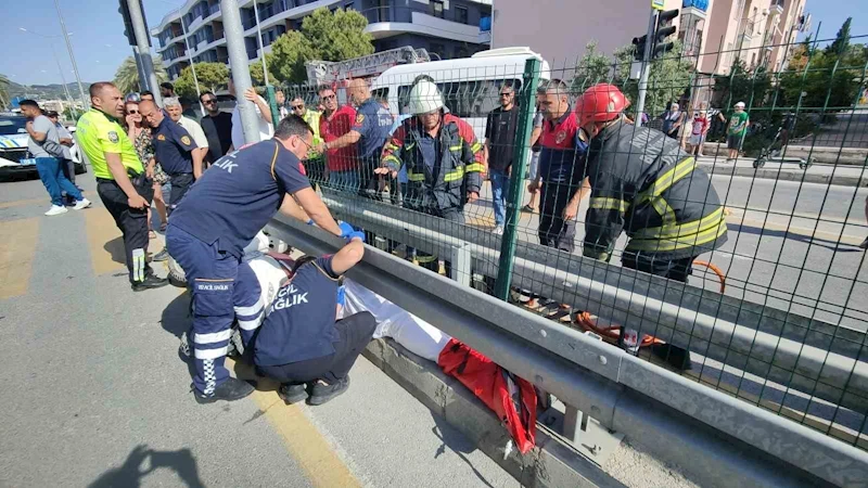 Yaya geçidini kullanan motosiklete servis aracı çarptı: 1’i ağır 2 yaralı
