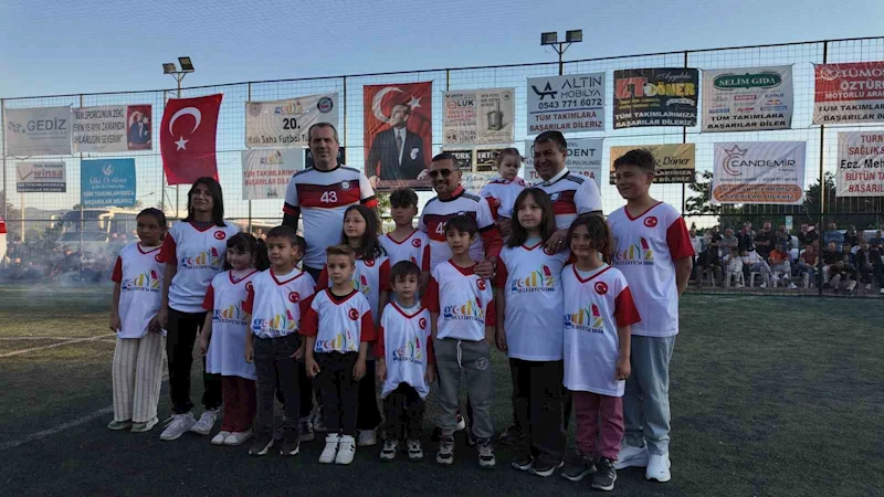 Gediz’de halı saha turnuvası, eski milli futbolcu Saffet Sancaklı’nın katıldığı finalle sona erdi
