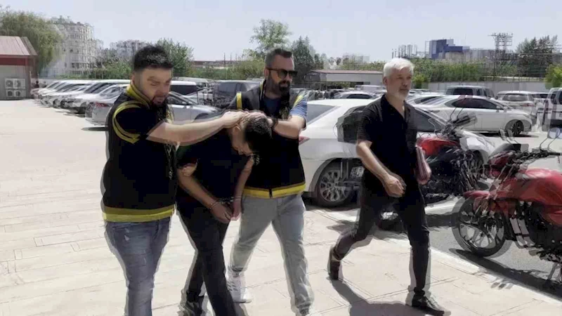 O anlar kamerada: Mezarlığa gelenlerin araçlarını soyan hırsız böyle yakalandı
