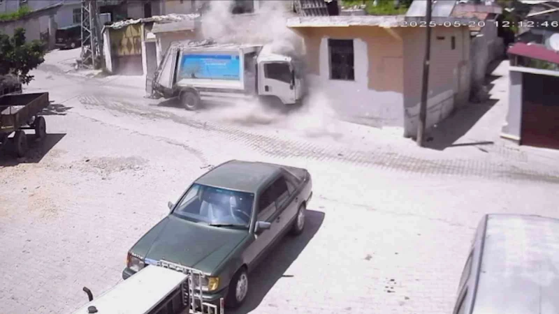 Çöp kamyonunun çarptığı evin yerle bir olduğu anlar kamerada
