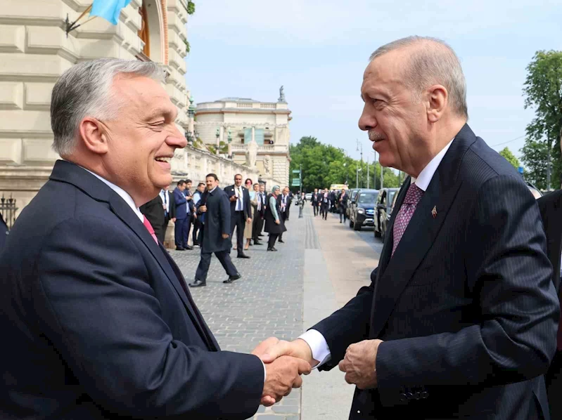 Cumhurbaşkanı Erdoğan, TDT Zirvesi’nde Macaristan Başbakan Orban tarafından karşılandı
