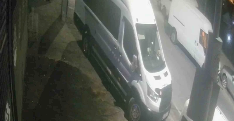 Park halindeki aracın elektrik ve teknik aksamını çaldılar, o anlar kamerada
