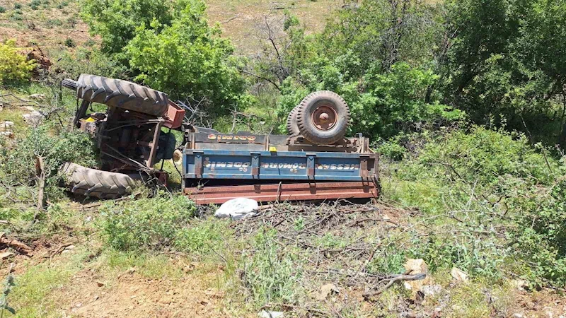 Devrilen traktörün sürücüsü hayatını kaybetti
