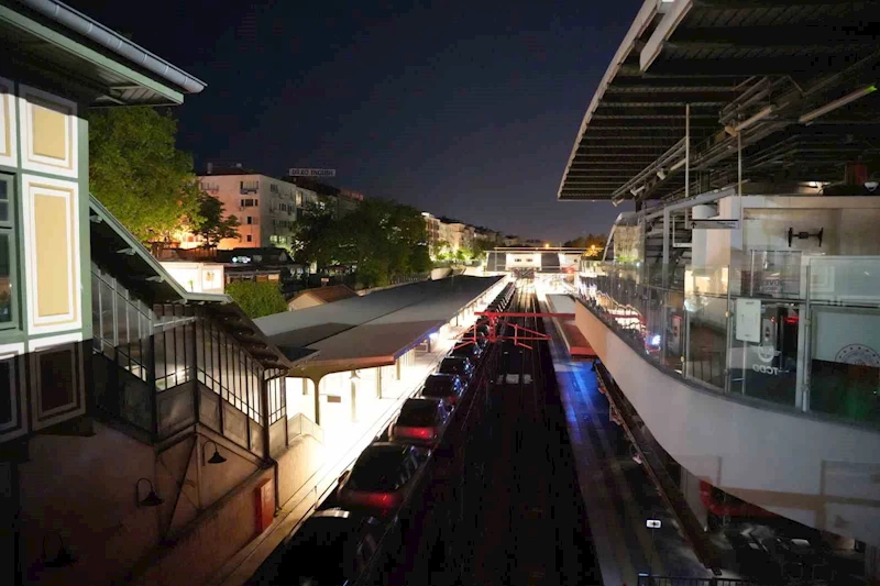 Marmaray hattından geçen araçların gece yolculuğu havadan görüntülendi
