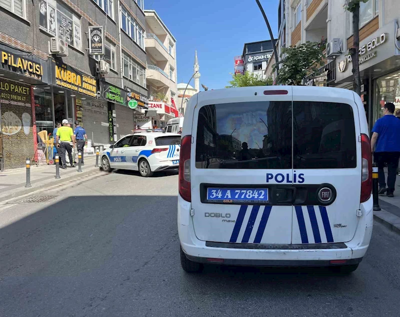 Küçükçekmece’de fenalaşıp yola yığılan adamın üzerinden araç geçti
