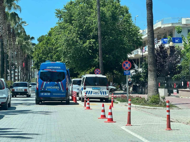 Başkasının kimliğini kullanan sürücü, 3 düzensiz göçmenle yakalandı
