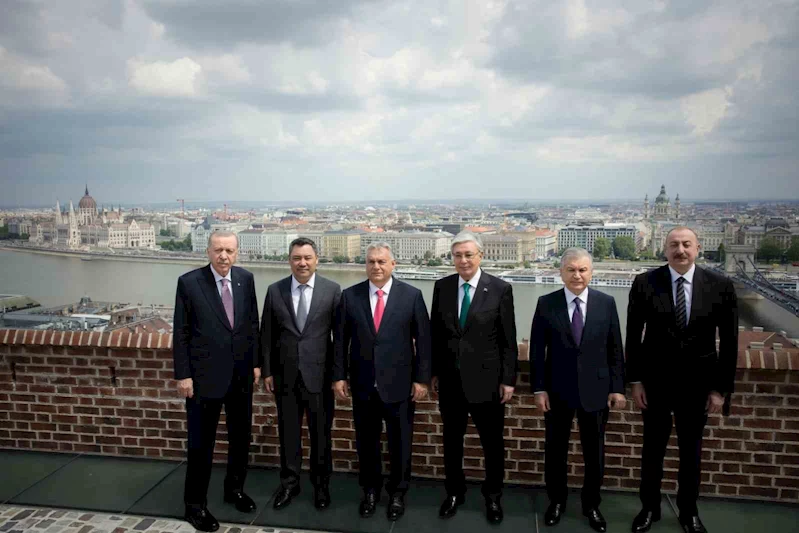 Cumhurbaşkanı Erdoğan, TDT liderleriyle Budapeşte manzarasında hatıra fotoğrafı çektirdi
