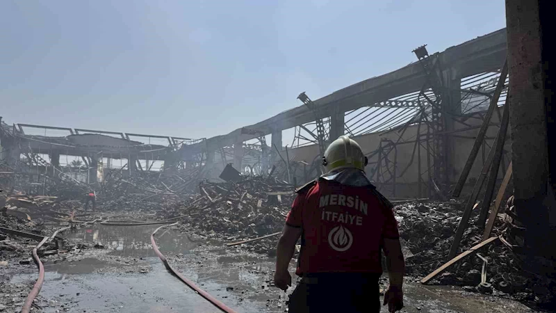 Mersin’deki fabrika yangınında soğutma çalışmaları sürüyor
