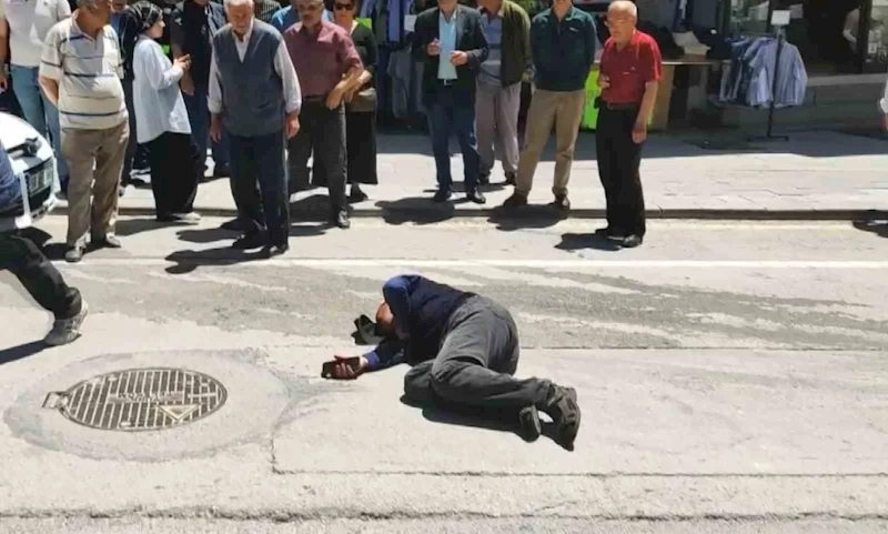 Seyir halindeki aracın önüne atladı, hastanelik oldu
