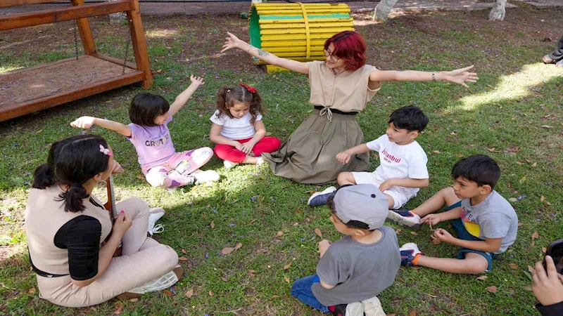 Çocuklar eğlenerek İngilizce öğreniyor
