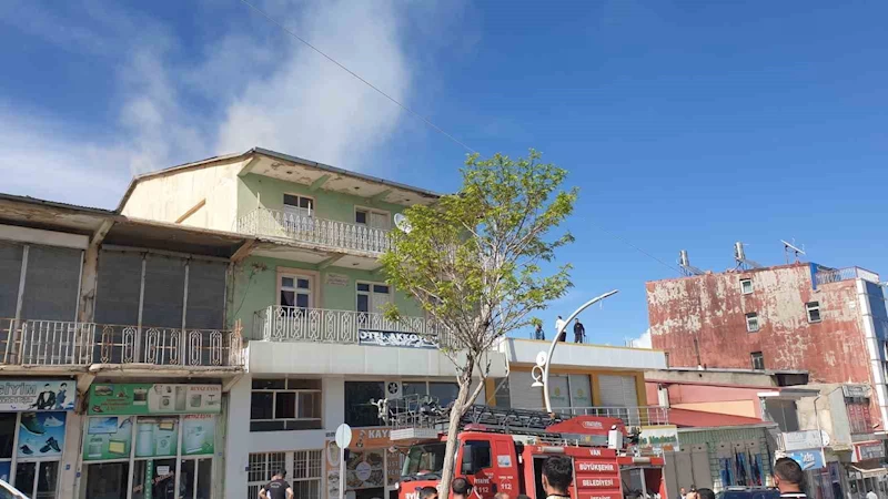 Başkale’de mühürlü otelin çatısında yangın paniği
