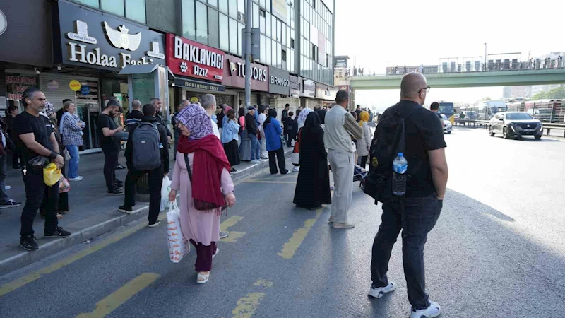 Özel halk otobüsleri kontak kapattı, vatandaşlar yolda kaldı
