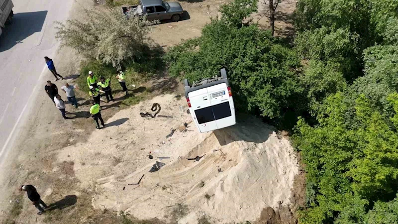 Tozu dumana katan minibüs ortalığı böyle savaş alanına çevirdi: 3 yaralı
