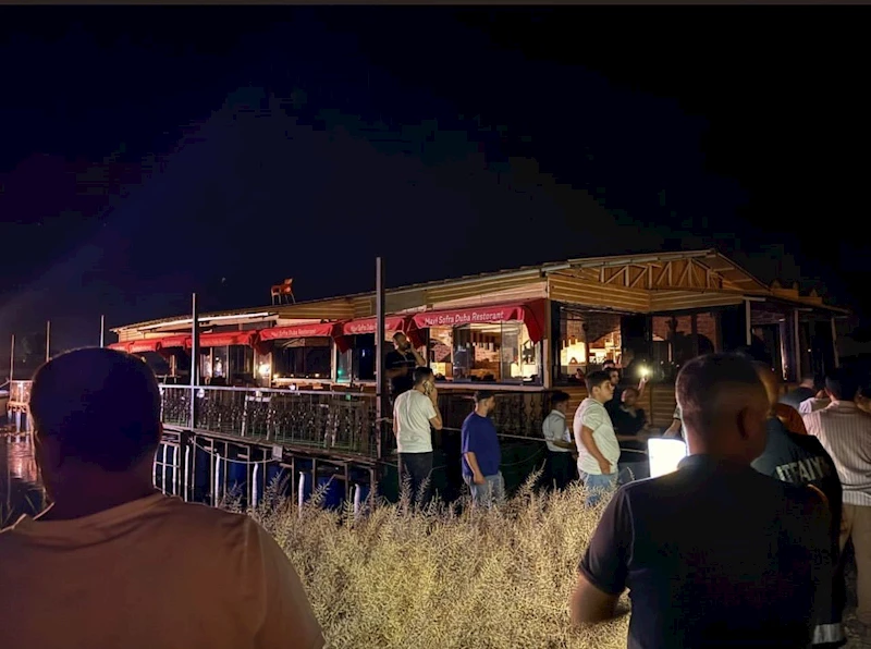 Şanlıurfa’da halatları kopan duba restoran müşterilerle birlikte Fırat Nehri’nde sürüklendi
