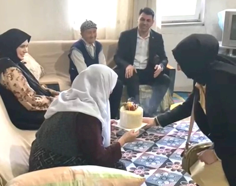Hisarcık Kaymakamı Bahar’dan, 82 yaşındaki Hafize teyzeye pastalı doğum günü kutlaması
