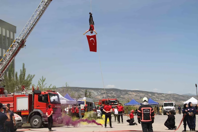 Arama-Kurtarma Tanıtım ve Gençlik Sağlığı Şenliği’ne üniversite öğrencilerinden yoğun ilgi

