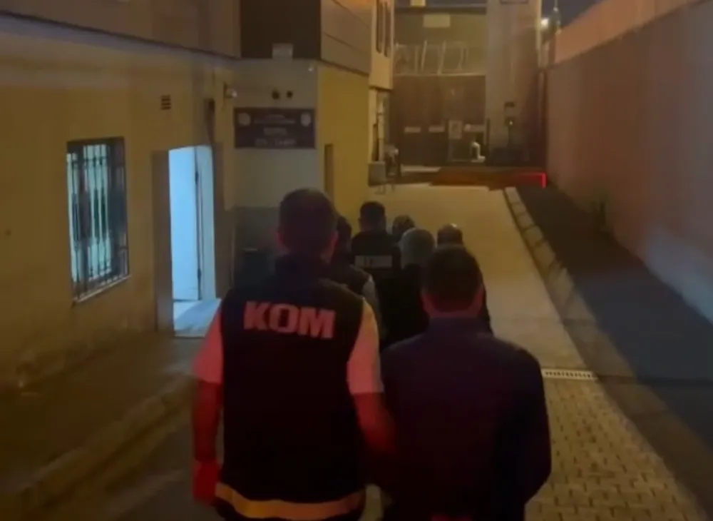 Hac ve umreye gitmek isteyen vatandaşları dolandıran 5 kişi yakalandı