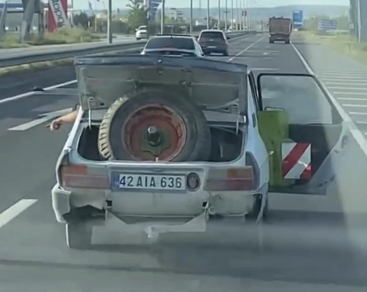 Bagaj ve kapısı açık seyreden sürücünün ehliyetine el konuldu
