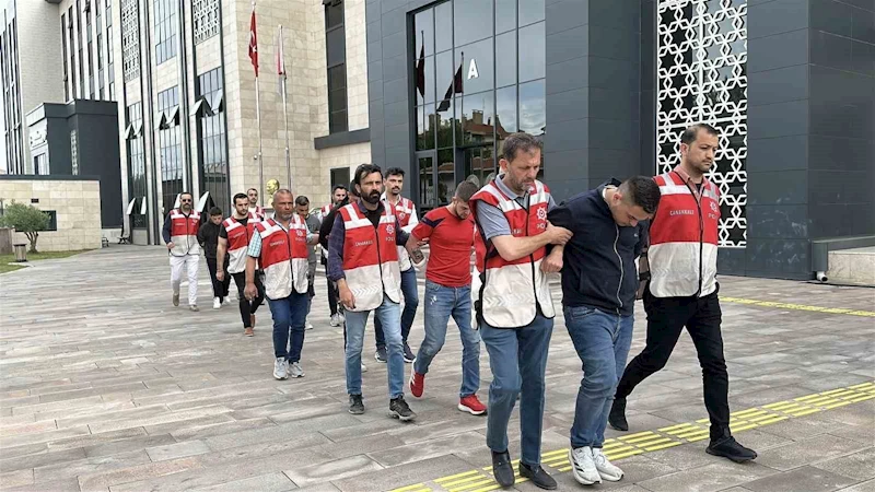 Polisin ’dur’ ihtarına uymayarak kaçan ve üniversite öğrencisinin ağır yaralanmasına sebep olan 2 şüpheli tutuklandı
