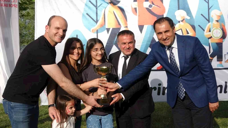 Terör gazisi Oryantiring Yarışması’nda kızıyla birinci oldu
