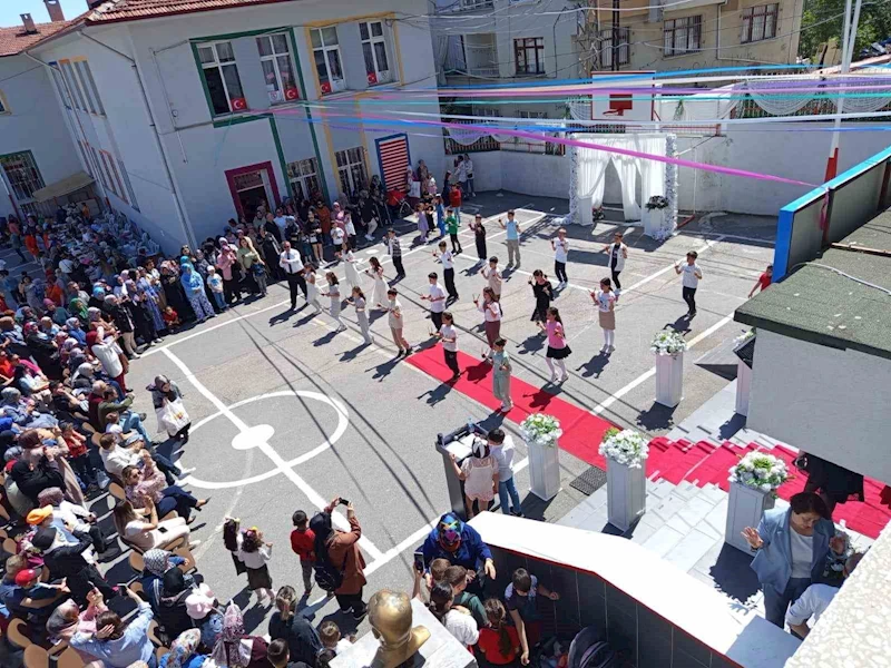 Yöresel yemek tanıtımı eşliğinde mezuniyet töreni
