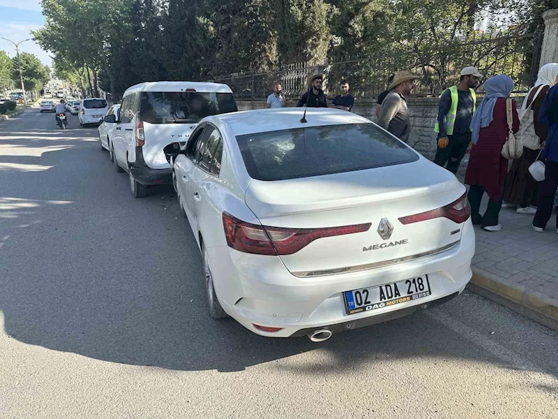 Otomobil park halindeki araçlara çarptı
