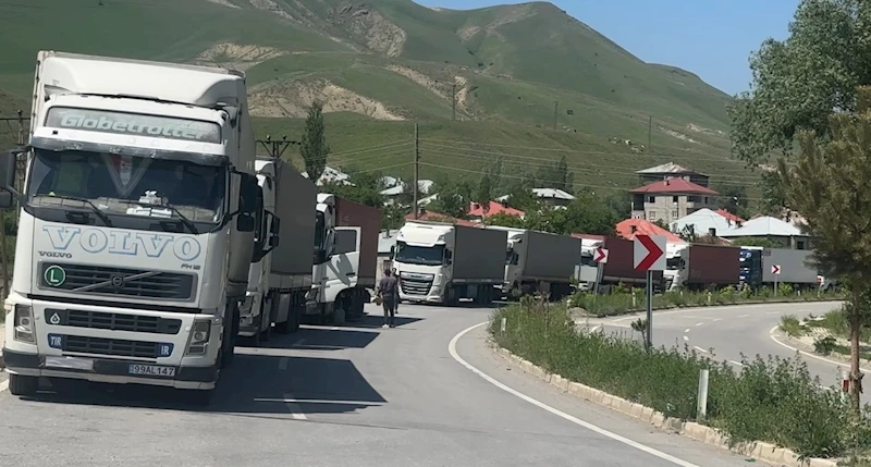Türkiye-İran sınırında 2 kilometrelik tır kuyruğu
