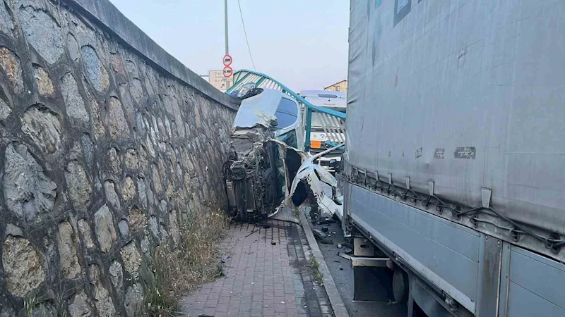 Korkulukları yıkan otomobil duvarda asılı kaldı, sürücü burnu bile kanamadan kurtuldu
