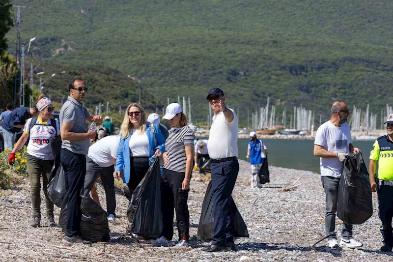 Datça’da gönüllüler çevre temizliği yaptı, 2 ton çöp toplandı
