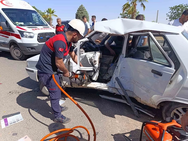 Şanlıurfa’daki zincirleme kazada araçta sıkışan 2 kişi yaralandı

