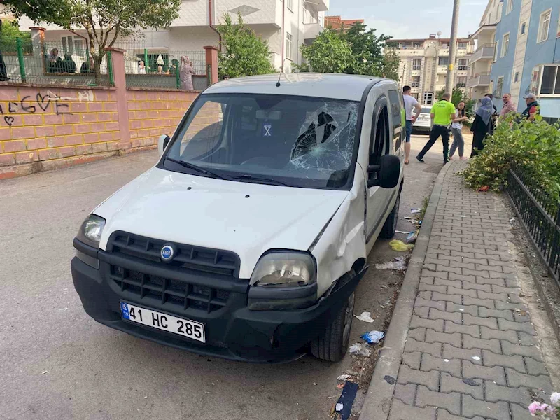 Hafif ticari araç ile scooterlar çarpıştı: 2 çocuk yaralandı
