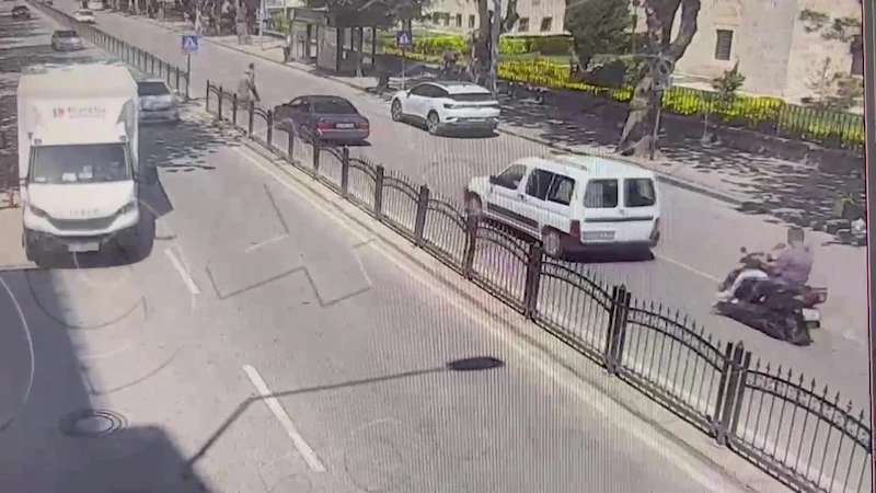 Telefona bakan motosikletli önünde duran araca çarptı
