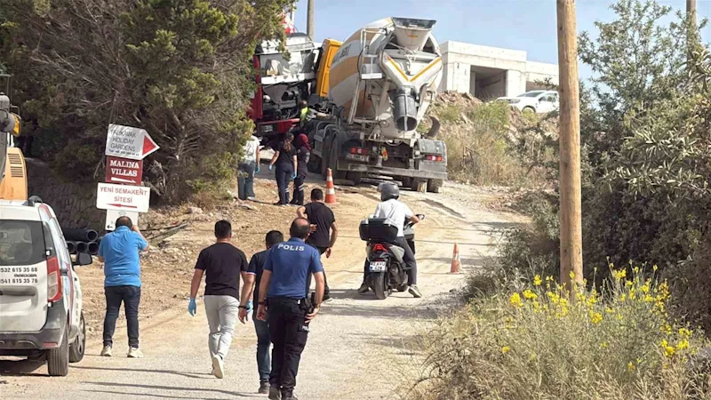 Beton mikseri ile kayan kamyonetin arasında kalan sürücü hayatını kaybetti
