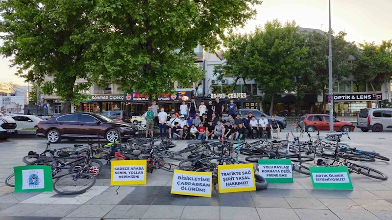 Bisikletliler, trafikte ölmemek için pankartlı eylem yaptı
