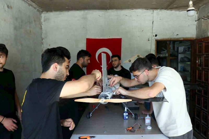 Daha önce böylesini görmediniz: Düğün konvoyunun önünü İnsansız Hava Aracı ile kestiler
