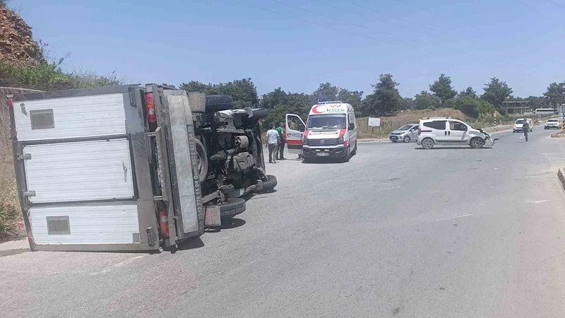 Ticari araç yandan çarptığı kamyoneti devirdi
