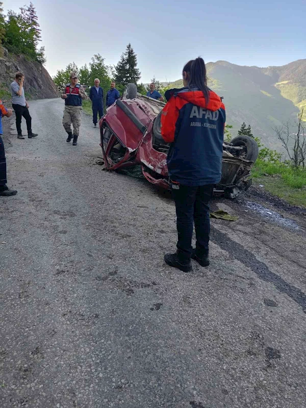 Gümüşhane’de otomobil 60 metrelik uçuruma yuvarlandı: 2 ağır yaralı
