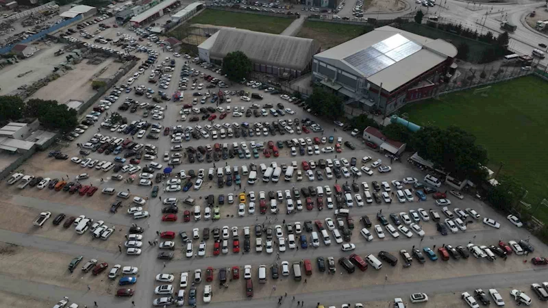 İkinci el oto pazarında bayram havası
