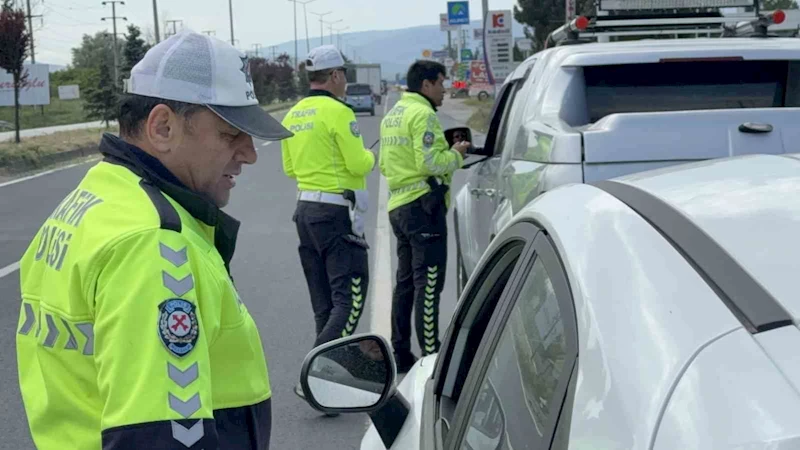 Kırmızı ışıkta geçenler havadan yakalandı
